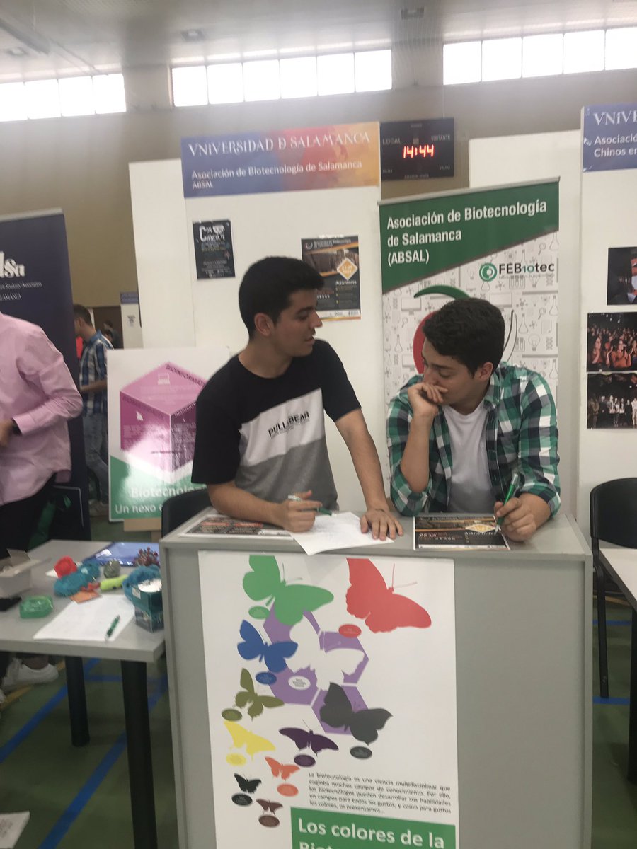 ABSalBiotec's tweet image. Ayer estuvimos en la Feria de Bienvenida🎉☺️ que organiza la @USAL.

La gente que se paró a preguntar se enteró de más sorpresas🤭 de la #BiotechWeekSAL 💚.

Esta tarde las anunciaremos por aquí, ¡estad atentos!😁💕