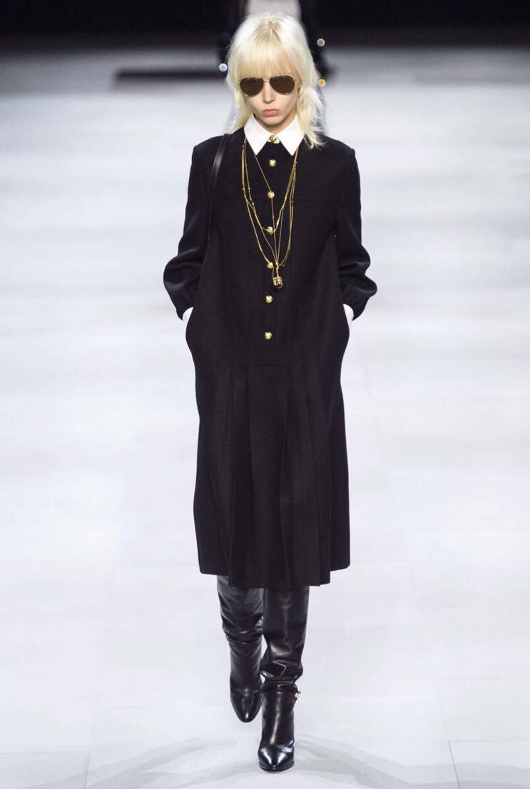 22props's tweet photo. CELINE F/W 2019
이번 셀린느 자켓, 가디건 진짜 잘 뽑았다.
대부분 여성복 자켓 허리라인 들어가있는데, 그 부분이 없는 게 가장 맘에 든다. https://t.co/OJuMI76mxK
