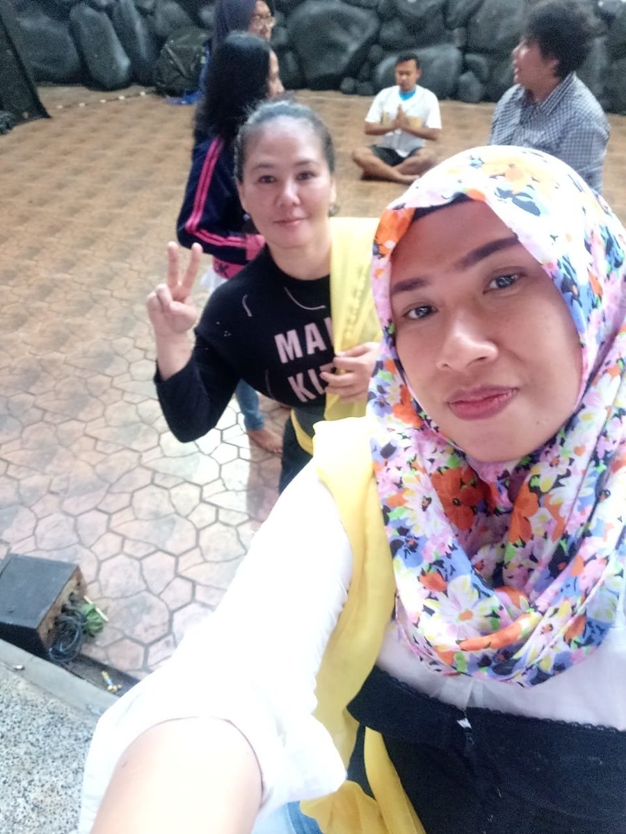EndangRoes's tweet photo. Kita yang sudah tua-tua masih tertarik latihan menari. https://t.co/py8P7rr4w5