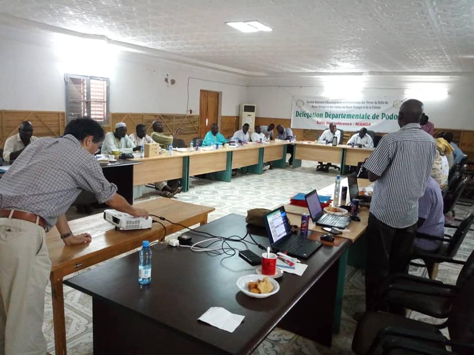 SaedSenegal's tweet photo. #PODOR
Atelier de formation des conseillers agricoles sur les opérations post-récolte dans le cadre du #PAPRIZ 2.
Ce 18 septembre 2019 à #Nianga.
#SAED
#Vallée_du_fleuve_Sénégal
#Agriculture_irriguée
#Partenariat_public_privé
#Développement_économique_des_territoires_ruraux https://t.co/1YWHhHYxWz