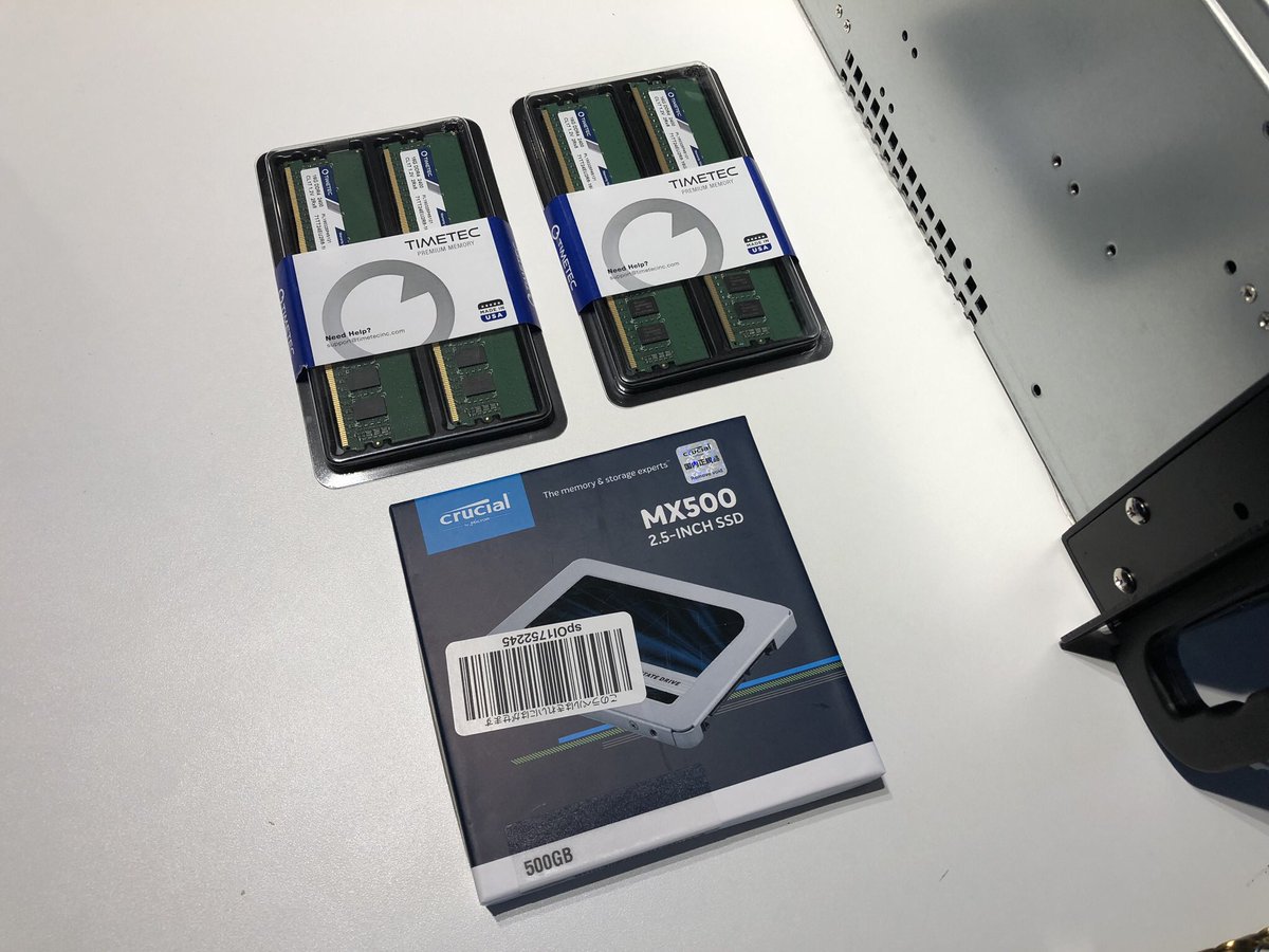 matvfx's tweet photo. 6 x 2080 ti 🤯 
Still waiting for the Xeons though. https://t.co/n6r5TSLTwb