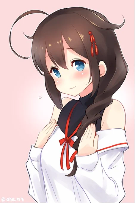 肩が出てるのが気になる時雨さん 