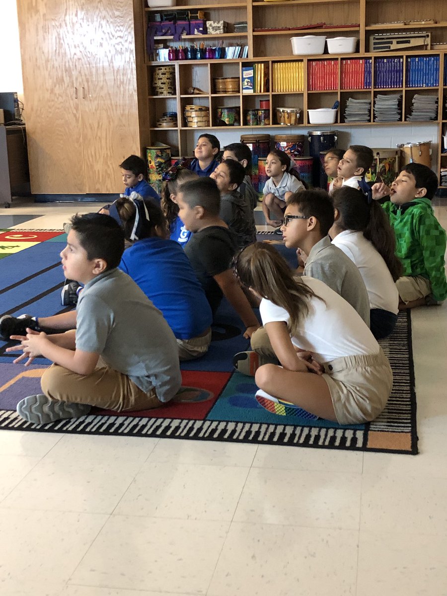 cesparza78's tweet photo. Our amazing librarian/ technology specialist @GarrigaElem ,Mrs. Hernandez, is showing the class how to use @gotynker during our first coding class.  #secondgrade https://t.co/hX72sNdfxF
