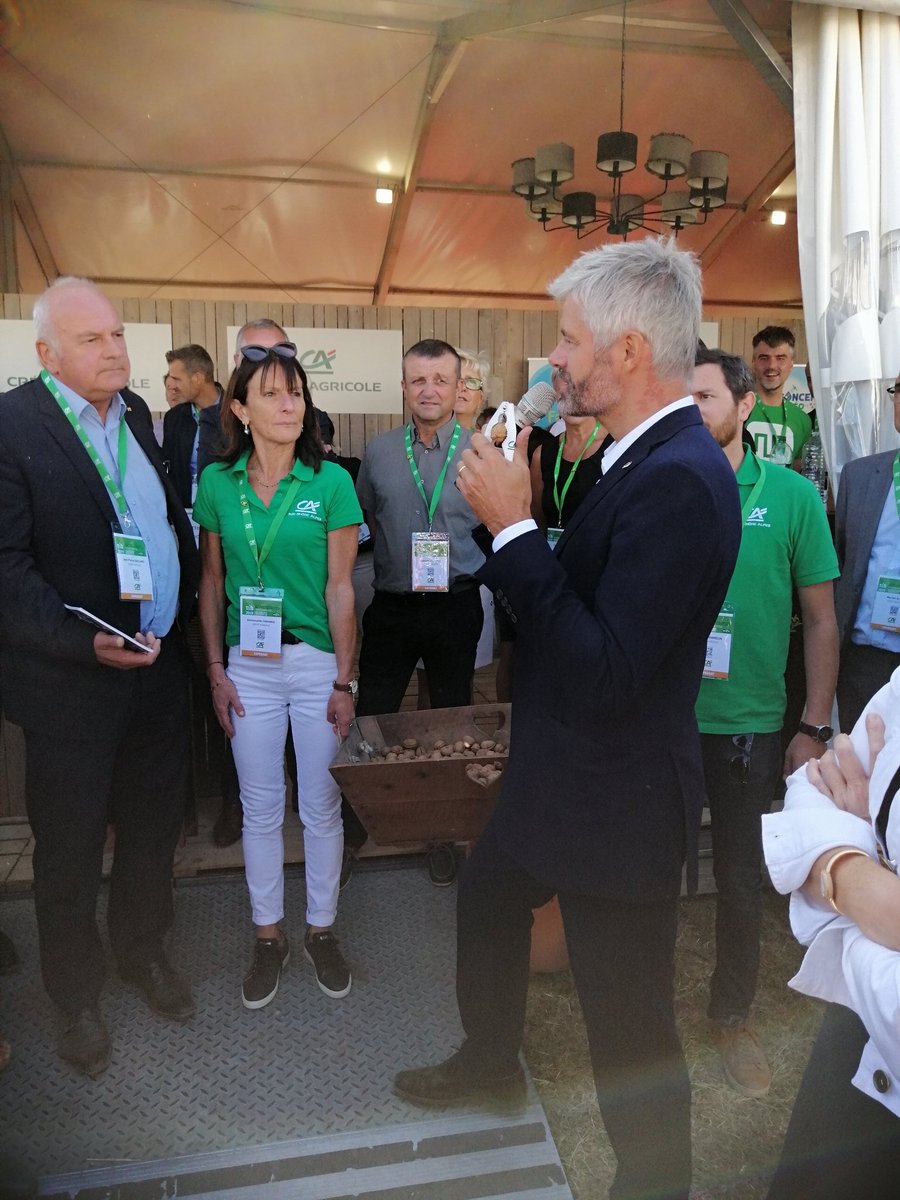CASudRhoneAlpes's tweet photo. La #noix de #Grenoble un des symboles de l'agriculture iséroise très appréciée par @laurentwauquiez président de la région @auvergnerhalpes 😉 #BtoBio #technbio2019 #bio #coopenoix #vinay https://t.co/kbbVPQY5ke