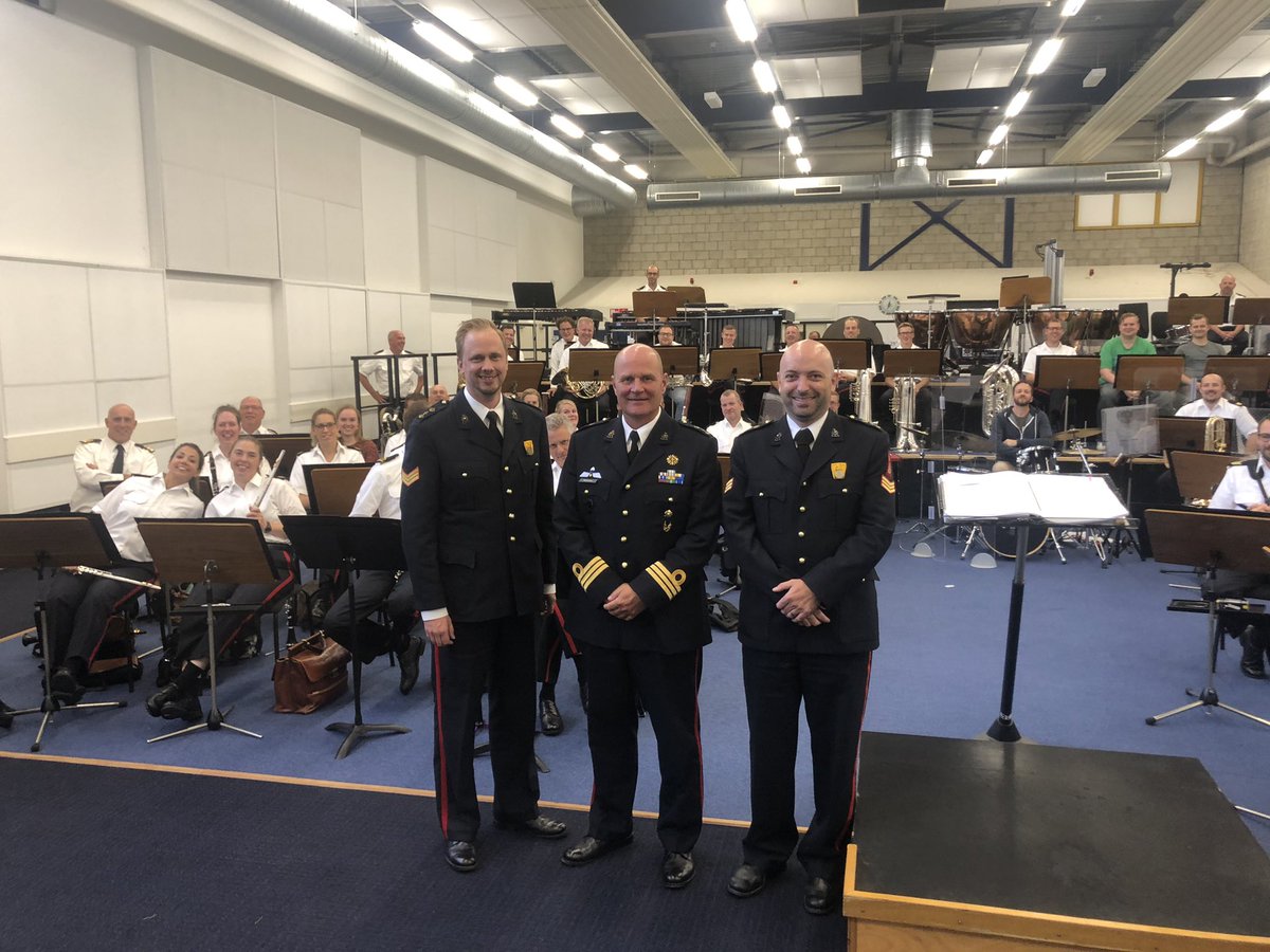 AOOKramer's tweet image. De commandant heeft twee sergeanten van de Marinierskapel van de Koninklijke Marine de bronzen medaille overhandigd. Namens de gehele bemanning gefeliciteerd. @kon_marine @korpsmariniers @marinierskapel @kon_marine @DefensieOnline