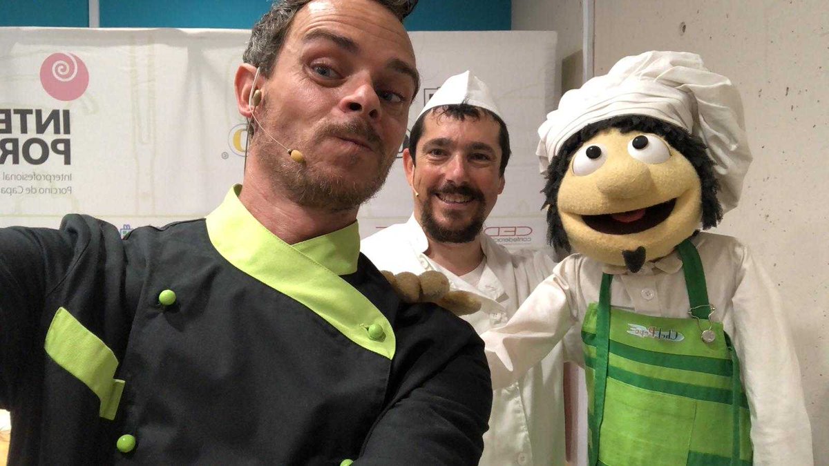 interporc's tweet photo. Mirad que taller más divertido impartido por el @ChefPepo en el Mercado de Ventas de Madrid. 

Los peques preparando recetas riquísimas con #NuestraCarneBlanca 😋😋😋
¡Que grandes!
#chefpepointerporcmadrid https://t.co/MMmCsH9Iaa