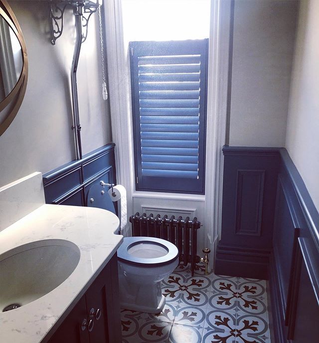 NewHinteriors's tweet photo. Custom colour shutters &amp; wainscoting painted to ‘Stiffkey Blue’ paint by @farrowandball #shutters #wallpanelling #wainscoting #customcolour #bathroomdecor https://t.co/nzCFkaQIQJ