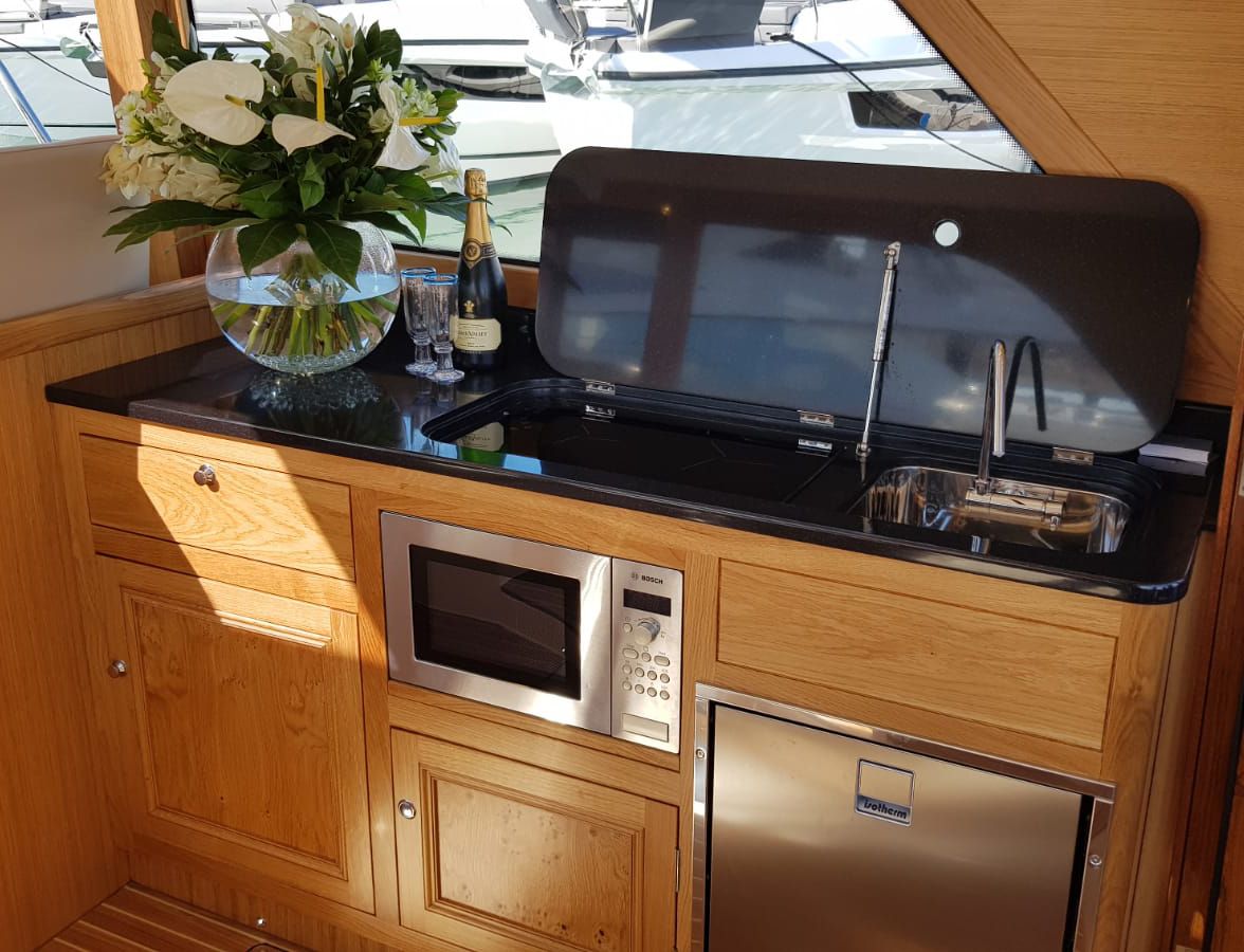 Cockwells's tweet photo. Our latest Duchy 35 @SotonBoatShow offers a galley in the saloon with two double berths below. Your choice of joinery, electronics and upholstery create a custom build suited to your precise needs.
#Duchy35 #DuchyMotorLaunches #seakeepingwithstyle #craftedinCornwall #SIBSBAB19 https://t.co/ENbp2mtJvQ