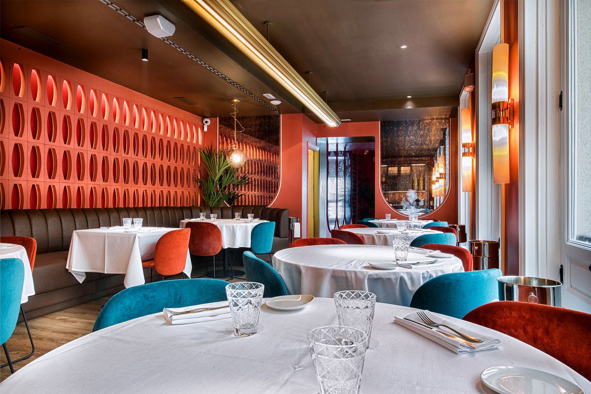 SPENDINmadrid's tweet photo. Ilmiodesign ha estado al cargo del proyecto de interiorismo del nuevo restaurante Noi italiano en #Madrid, que Grupo El Pradal acaba de inaugurar.  
El espacio respira y se basa en la Italia de los años 70. Así, @ilmiodesign habla de un estilo ‘italiano pop’ 👌🔝 https://t.co/qXXhblzqPw