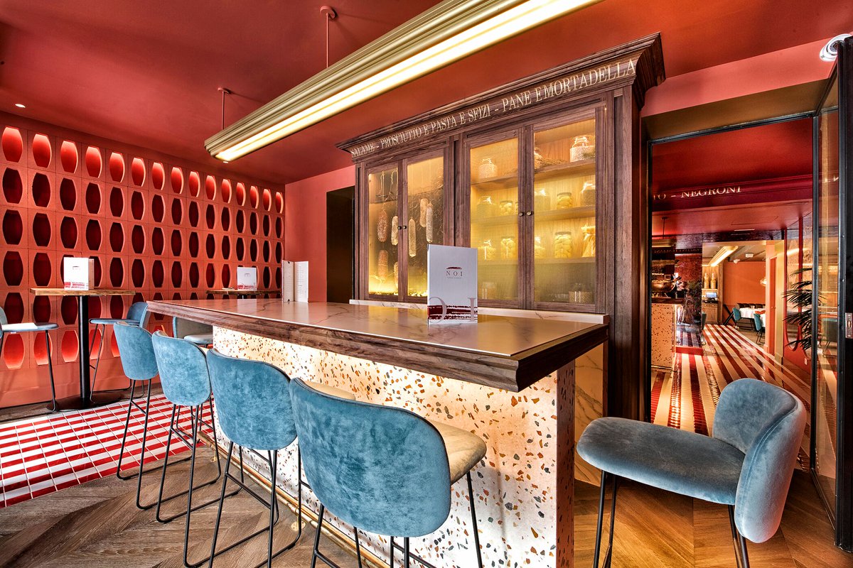 SPENDINmadrid's tweet photo. Ilmiodesign ha estado al cargo del proyecto de interiorismo del nuevo restaurante Noi italiano en #Madrid, que Grupo El Pradal acaba de inaugurar.  
El espacio respira y se basa en la Italia de los años 70. Así, @ilmiodesign habla de un estilo ‘italiano pop’ 👌🔝 https://t.co/qXXhblzqPw