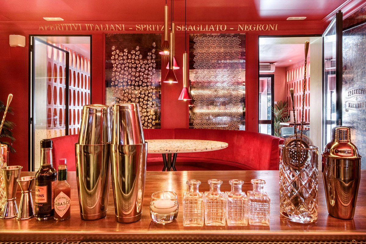 SPENDINmadrid's tweet photo. Ilmiodesign ha estado al cargo del proyecto de interiorismo del nuevo restaurante Noi italiano en #Madrid, que Grupo El Pradal acaba de inaugurar.  
El espacio respira y se basa en la Italia de los años 70. Así, @ilmiodesign habla de un estilo ‘italiano pop’ 👌🔝 https://t.co/qXXhblzqPw