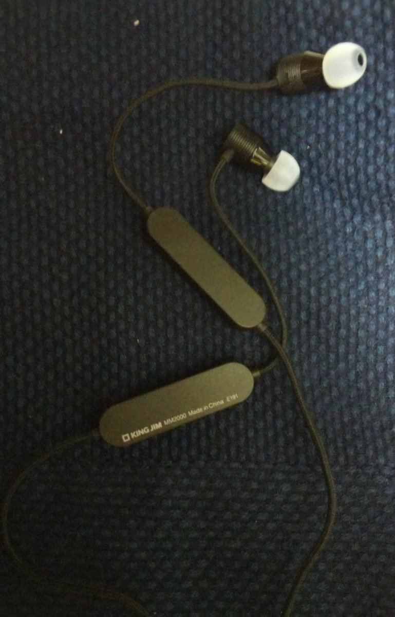 chi_ixoxo's tweet photo. 届いた!明日の通勤で装備しようと期待。その前に装着してYouTube(ザワザワ背後の音が入りまくりなヤツ)を見たらザワザワがカットされてた!!
難点は充電のポートがはまりにくい。仕様なのかしら壊れないか心配。
#デジタル耳栓 #MM2000 #キングジム https://t.co/Ju7Cuo3XL6