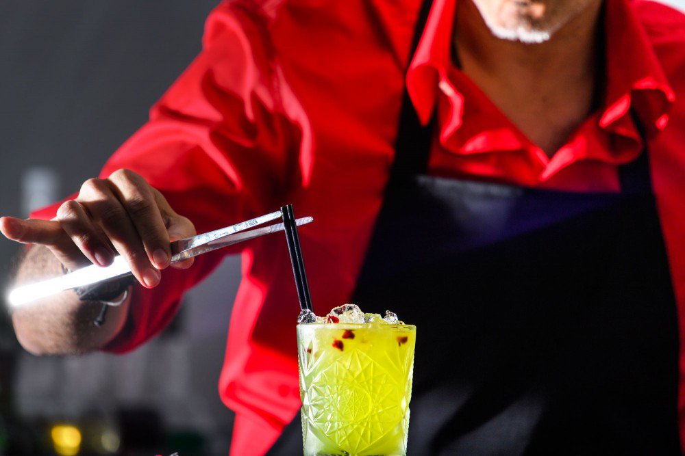 AmbassadorViews's tweet photo. 🍹🍸 Served to perfection, right by the pool – enjoy 👌😃!
#ambassadorsantorini #ambassadorhotelsantorini #cocktailbythepool#drinksbythepool https://t.co/LsDx8WaeaN