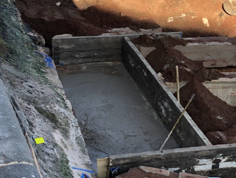 SouthWestRRP's tweet photo. 👷♂️🏗️Since work restarted at #Dawlish on 9 Sept, we've been busy excavating the toe of the sea wall in sections, creating temporary bays within which concrete can be poured to create foundations for the new sea wall. We're progressing well, but there's still a way to go. 🚄#SWRRP https://t.co/yFXRCHkRSK
