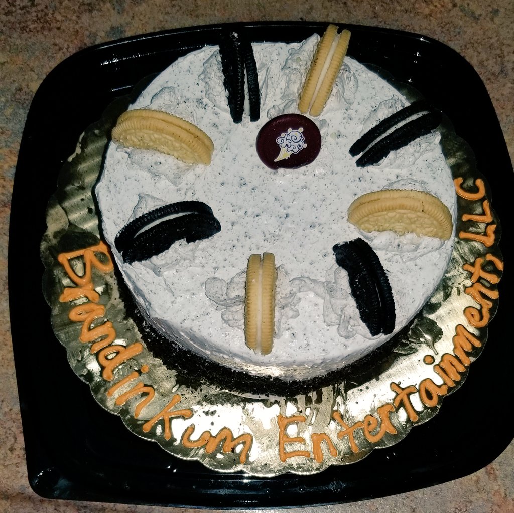 The_BHuzz's tweet photo. Yesterday I found out that #Sept18th is #NationalFirstLoveDay. A dear 💙 friend sweetly sabotaged my workout w/ this congratulatory cake. It's in due order &amp; "The UNIVERSE" tells #theTRUTH! #BRANdinkumEntmtLLC #iNeffect 🎭#my1st❤ #hands2theplow #virgoszn 
#🎰NtheEIN🙏🏾 #AP2TMH🙌🏾 https://t.co/GU1vS77LIt