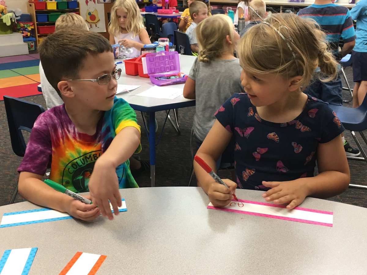 MrsVoss1st's tweet photo. Yesterday we learned what our constitution is all about and made our own class promise. We signed it just like the men who wrote the United States Constitution. @SLCSBrummer https://t.co/lDEzHoS3pX