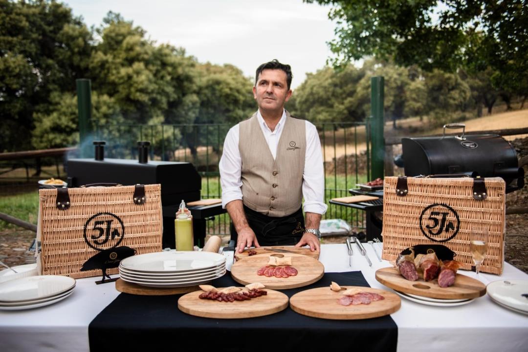 . <a href="/cincojotas/">Cinco Jotas</a> es la marca legendaria que ofrece el mejor y más exclusivo Jamón de Bellota 100% Ibérico. Este producto, considerado un icono gastronómico español, es único y una delicia para los gourmets más exigentes 👌
ow.ly/nYCh50wdqYI
#SPENDIN #Gourmet