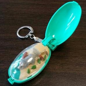 ミニチュア 可動フィギュア情報局 ポケットクリッターぽけっとくりったー 一般 00年頃 楕円形のカプセルのなかに動物などが入っていて カプセルのふたを開けると ジーコ ジーコ と音を立てて動物が動く というようなキーホルダー ミニチュア 可動フィギュア情報局 ポケットクリッターぽけっとくりったー 一般 00年頃 楕円形のカプセルのなかに動物などが入っていて カプセルのふたを開けると ジーコ ジーコ と音を立てて動物が動く というようなキーホルダー