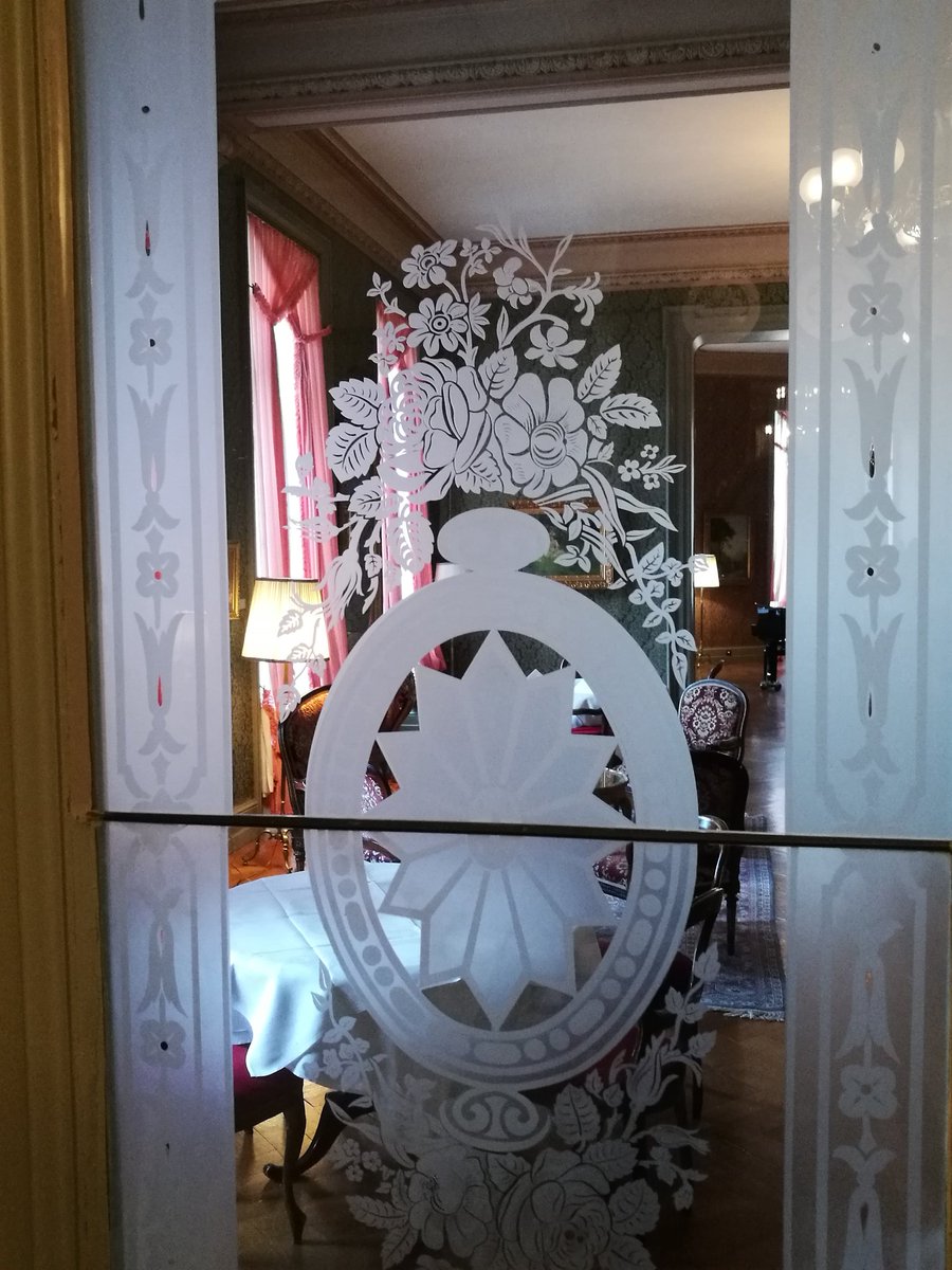 delin_gues's tweet photo. #Restauratiom im Grand Hotel #Giessbach mit Fensterglas gezogen. #Brienz
#sandstraheln #glas #verre #vogrin #biel #bienne https://t.co/CFZ6KrYLUy