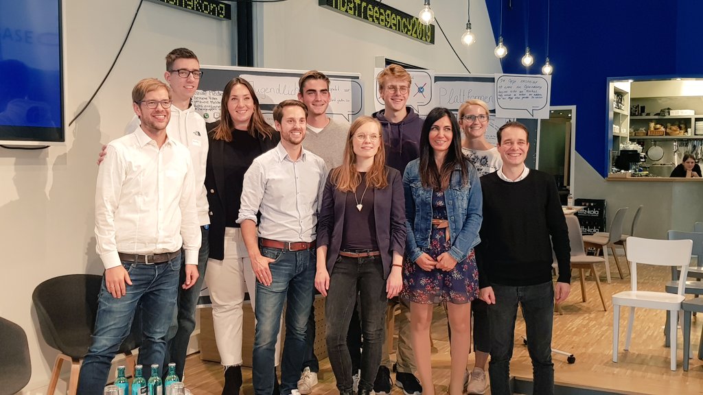 Respekt, Toleranz, Fairness und Unterstützung aus der Politik … das wünschen sich die 100 Schüler, die am #TagdesRespekts Spielregeln für ein digitales Miteinander erarbeitet haben. Danke an jeden von ihnen, unsere Panel-Teilnehmer und Moderator <a href="/MrWissen2Go/">Mirko Drotschmann</a> 👏