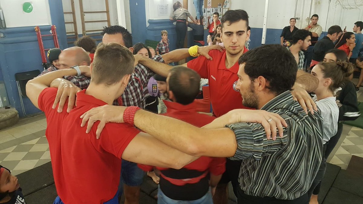 BasquetManresa's tweet photo. ✋ Els jugadors del BAXI #Manresa, castellers per un dia

🙋‍♂️ Los jugadores del BAXI Manresa, "castellers" por un día

📸 + Fotos:
https://t.co/FUG708g5tC https://t.co/HxH5gTI9Ps