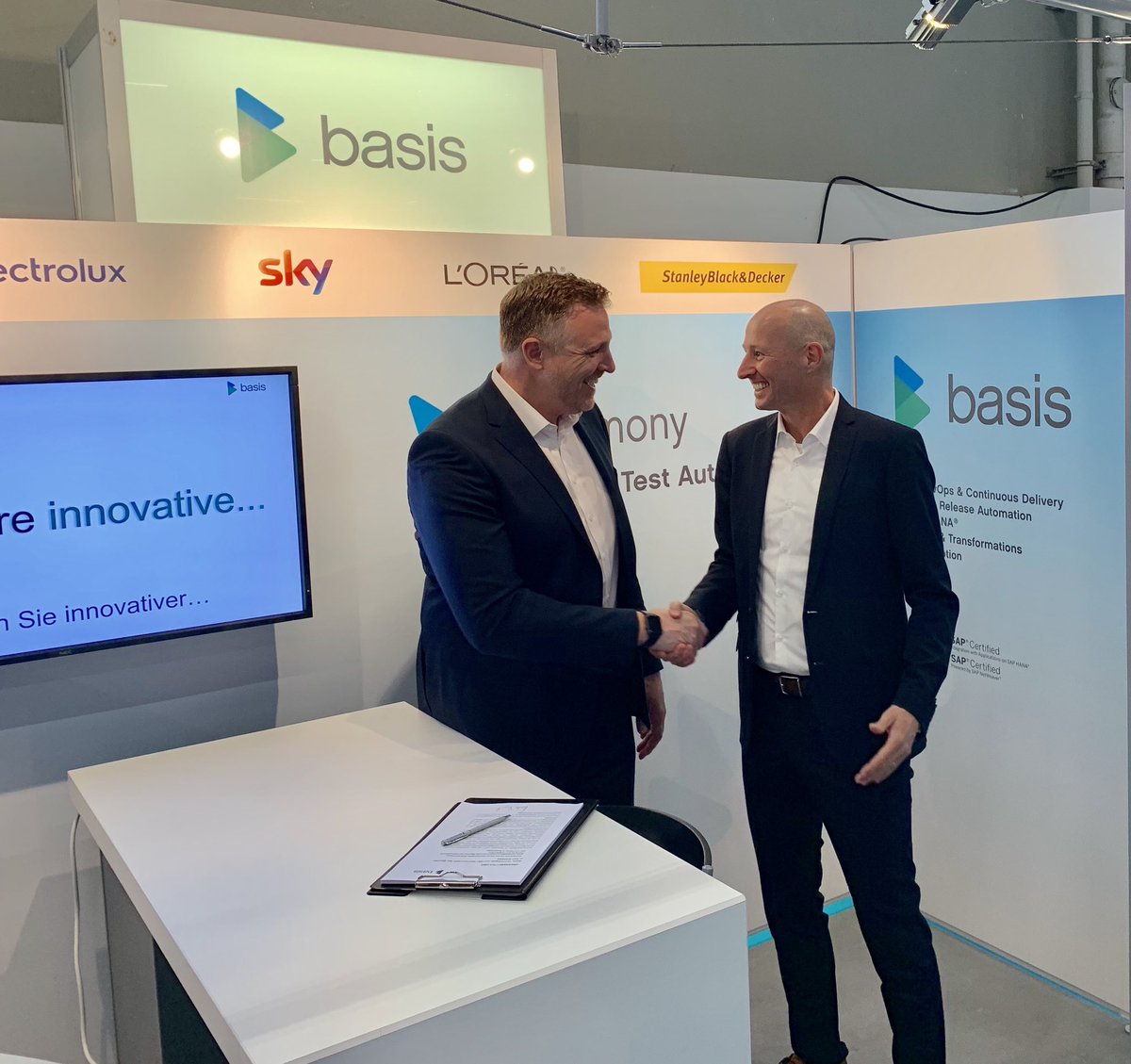 StanjaMW's tweet photo. „Wir beschleunigen 🚀 die Digitalisierungsvorhaben unserer Kunden und bringen sie im Wettbewerb einen entscheidenden Schritt nach vorne“. @QSCAG hat heute die Partnerschaft 🤝 mit  @BasisTechGmbH auf dem #DSAGJK19 beschlossen. Wir freuen uns auf viele gemeinsame Projekte! #QSCsap https://t.co/dT383fOPJ3
