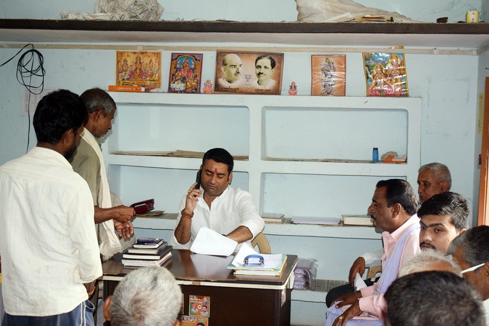 vikrambjpmp's tweet photo. रामपुर बाघेलान विधानसभा के विधायक कार्यालय कोटर में दिन मंगलवार को बैठकर जनता जनार्दन की समस्याओं को सुनकर निराकरण हेतु संबंधित अधिकारियों को निर्देशित किया !! #vikramsingh_vickybhaiya #mla #rampur_baghelan #bjpmp #vikramsena #bjpsatna https://t.co/d9bg2yvY5c
