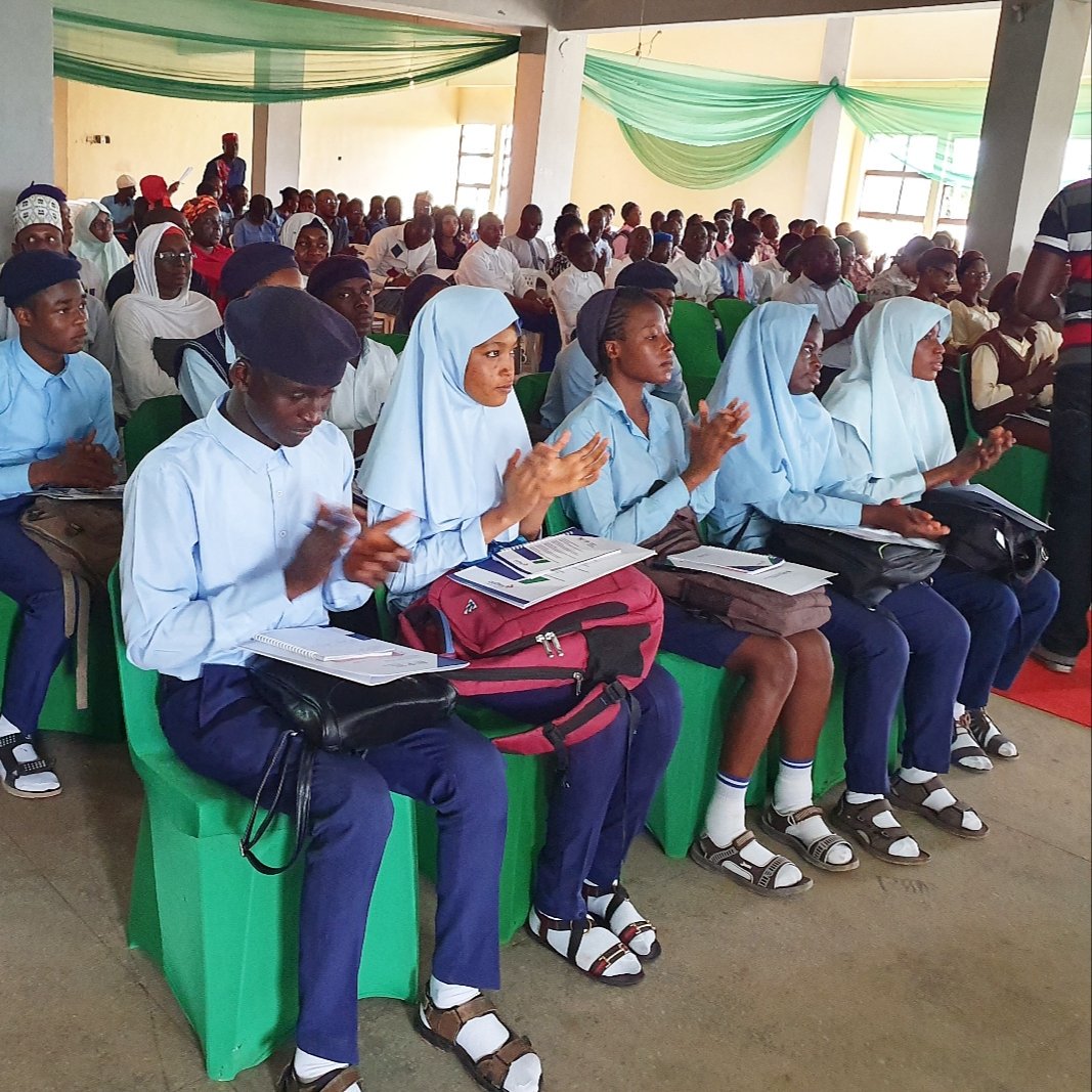 Supported by #NPP in Abuja is an ongoing 'A Day With The CP' event in collaboration with @policeng_fct &amp; Police Community Relations Committee (PCRC) to raise cultism &amp; drug abuse awareness to secondary school students.
#OperationCatchThemYoung #NPPBetterPolicing #NPPcoordination