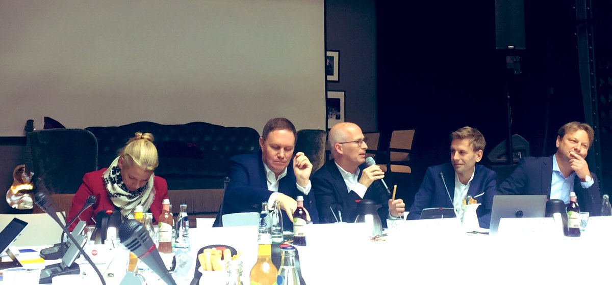 eindruecke's tweet photo. Wieder eine gute Runde, @hh_bkm 🎶🌞#Musikdialog bis zu #Smartspeaker und das #Urheberrecht 🎶 Vielen Dank, @TschenPe und @CarstenBrosda 👍🎶👏 Und jetzt: Let‘s go @Reeperbahn_Fest #rbf19 🤙 https://t.co/EKHaNJPgJo