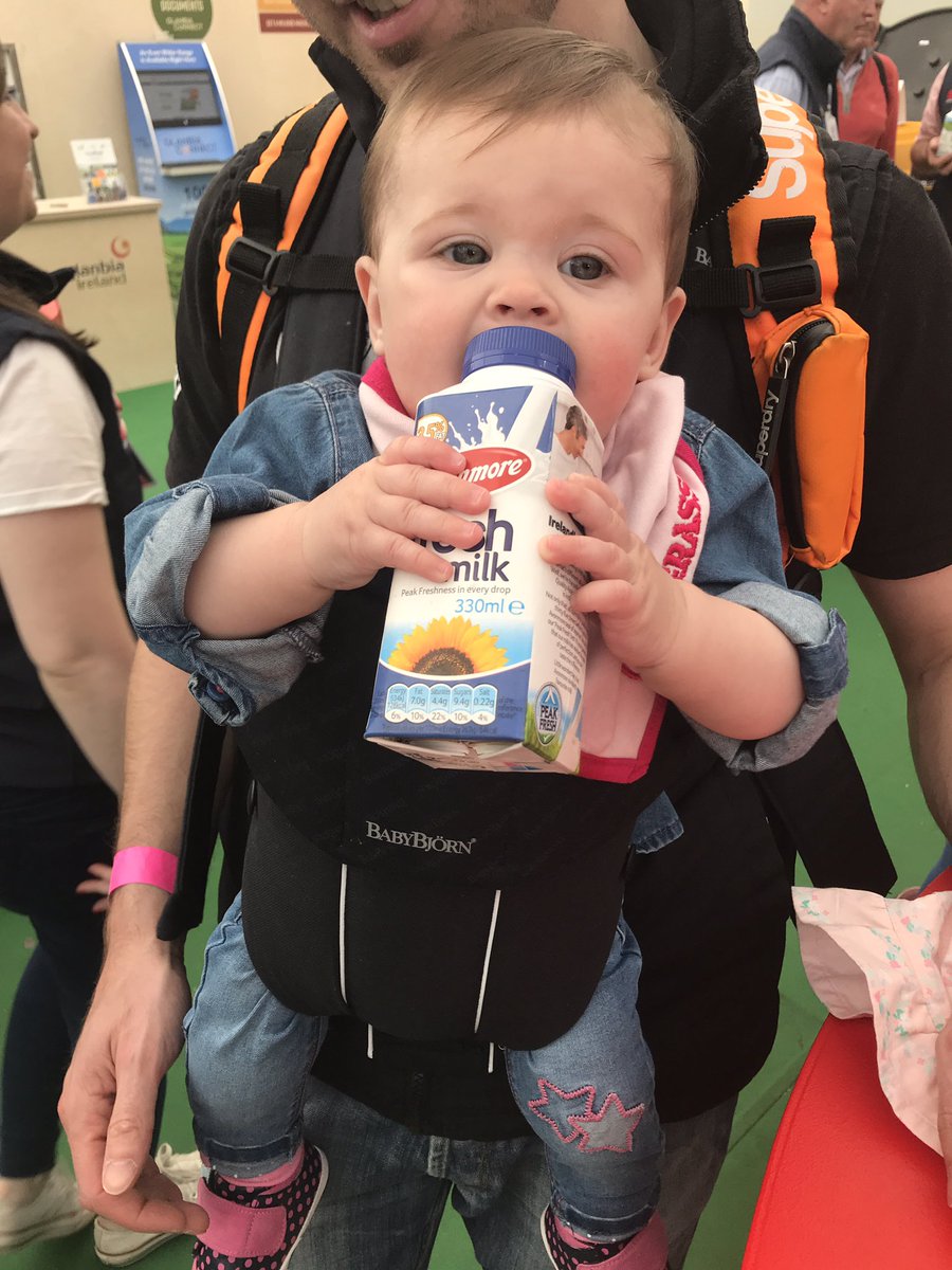 Sinéad enjoying her avonmore milk from @GlanbiaAgri at the <a href="/NPAIE/">National Ploughing</a> 🙂