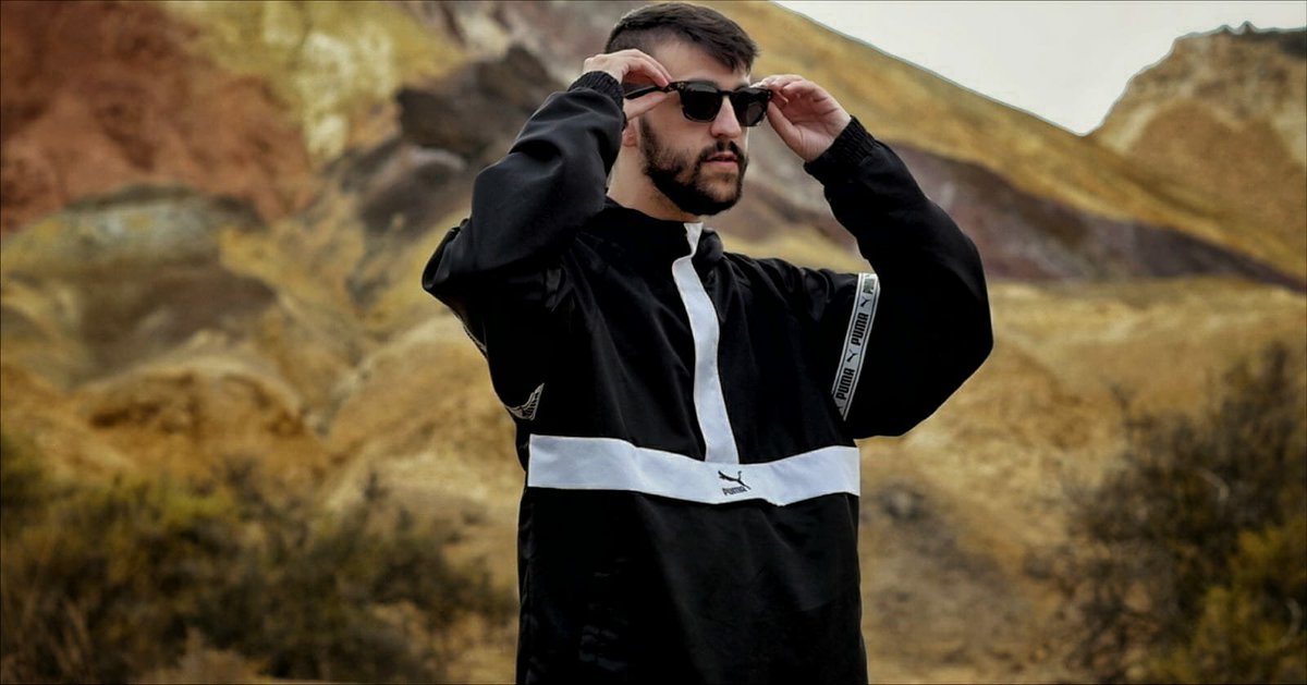 akagoldenbudx's tweet photo. "el alacrán clavándose el aguijón, harto de ser un alacrán pero necesitando de su alacranidad para acabar con el alacrán". https://t.co/oFvDPpabx7