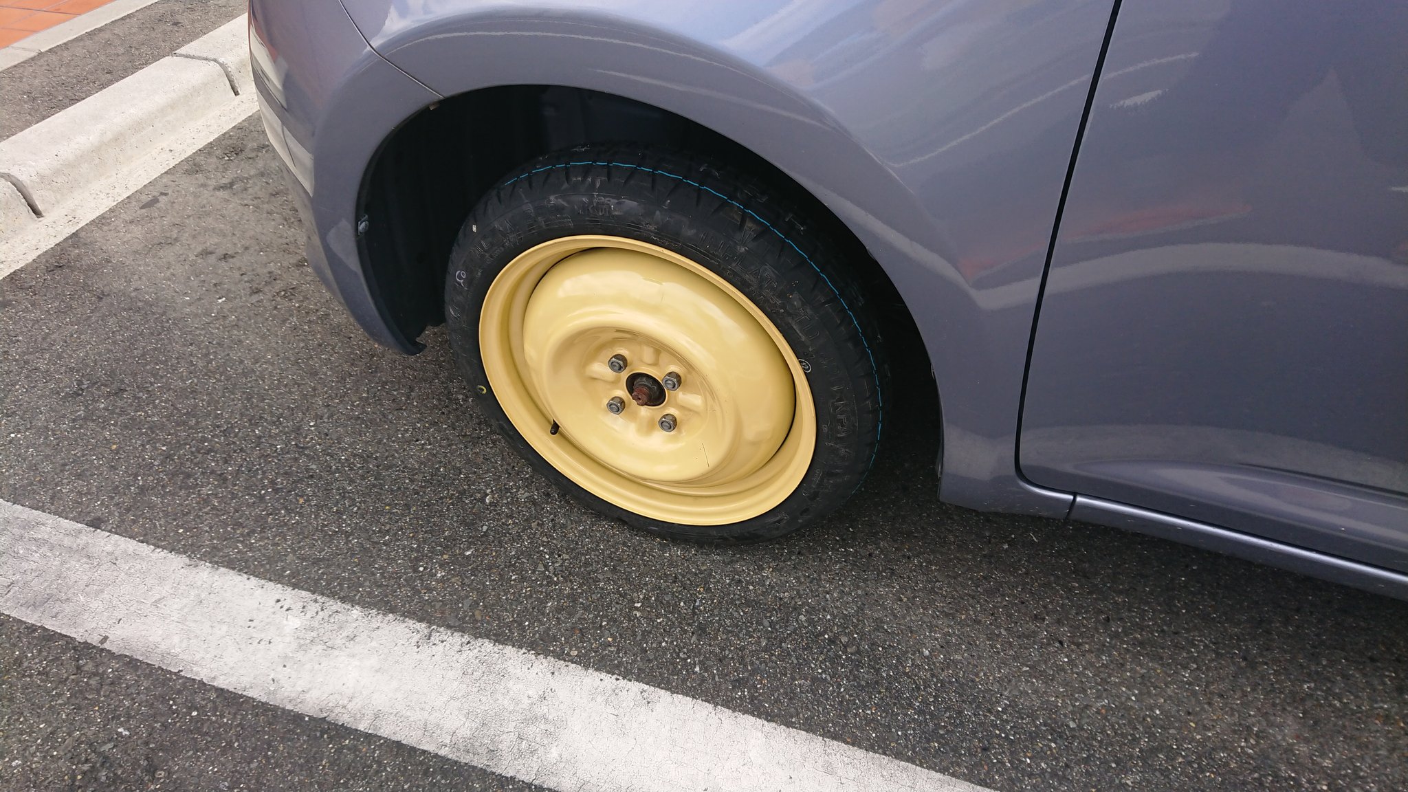 Mopar Dorcus Twitterissa 今日 ラーメンの後に コンビニ入ろうとして縁石乗り上げてパンク リアタイヤも ダメそう 嫁さんの車やし すぐに直さないと はぁ T Co Ec7y4z4woy Twitter