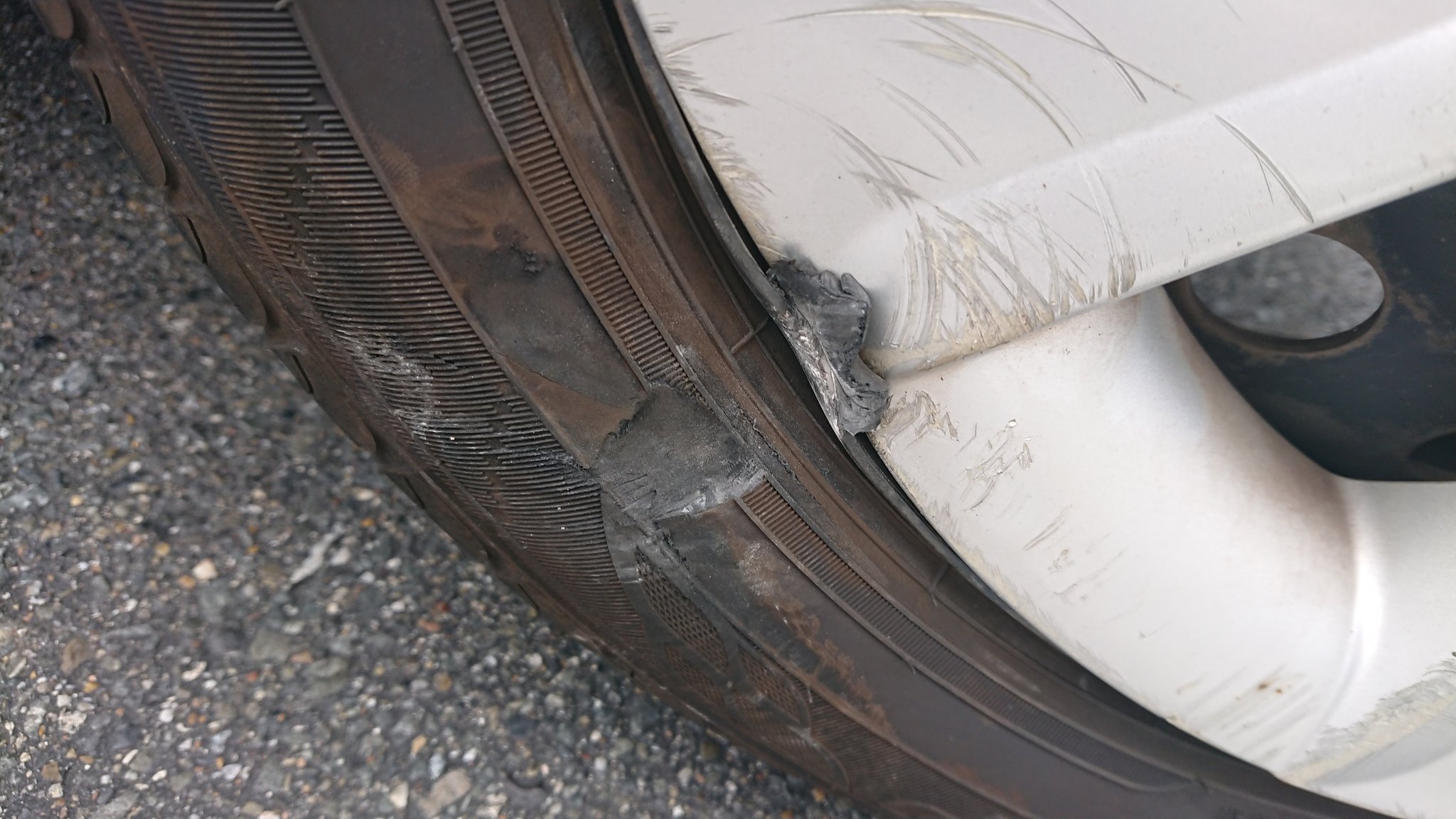 Mopar Dorcus V Twitter 今日 ラーメンの後に コンビニ入ろうとして縁石乗り上げてパンク リアタイヤも ダメそう 嫁さんの車やし すぐに直さないと はぁ Mopar Dorcus V Twitter 今日 ラーメンの後に コンビニ入ろうとして縁石乗り上げてパンク リアタイヤも ダメそう 嫁さんの車やし すぐに直さないと はぁ
