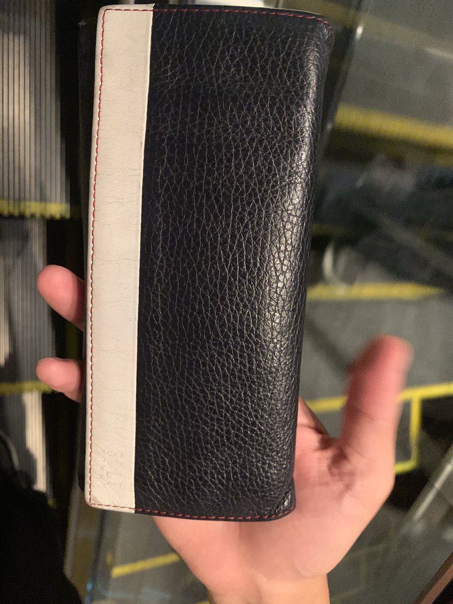cannon0108's tweet photo. 一階の25列目の椅子に刺さってました！

グッズ売ってる後ろの係りの人に渡しました！

拡散お願いします！ https://t.co/0IQCP2OhVp