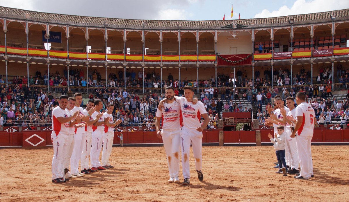 fotosjuanes's tweet photo. Gran concurso de @toropasion en @Toros_Salamanca en el cuál, @arturosanpelayo y #luisan fueron los triunfadores. https://t.co/ViQOO9tF72