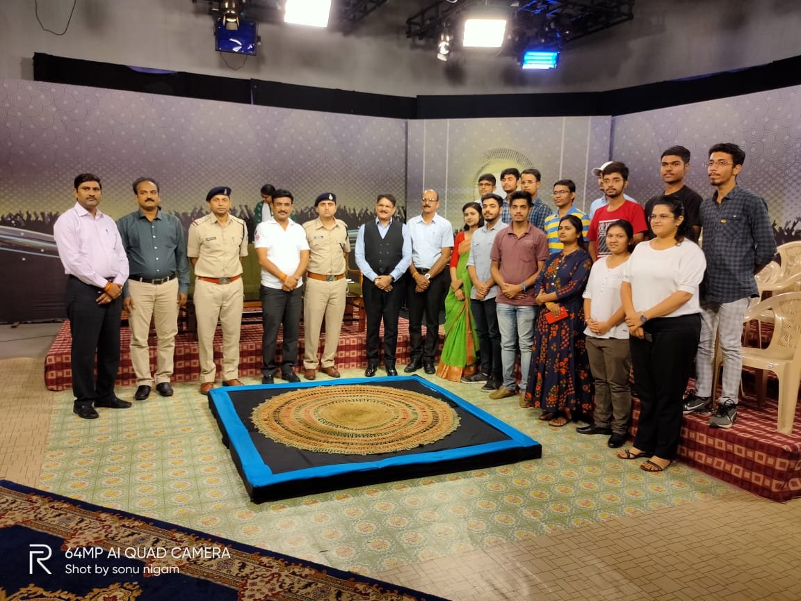 mpcyberpolice's tweet photo. With the ongoing #cyberawarenessweek, IPS Purushottam Sharma, Spl. DGP Cyber &amp; STF addresses queries of students from RGPV about #cybercrime and #cybersecurity in Paricharcha, a program aired on #Doordarshan today. 
Tune in to DD MP today at 07:15 pm.
#mpmygov #mpcyberpolice https://t.co/JHFLjkp0r5