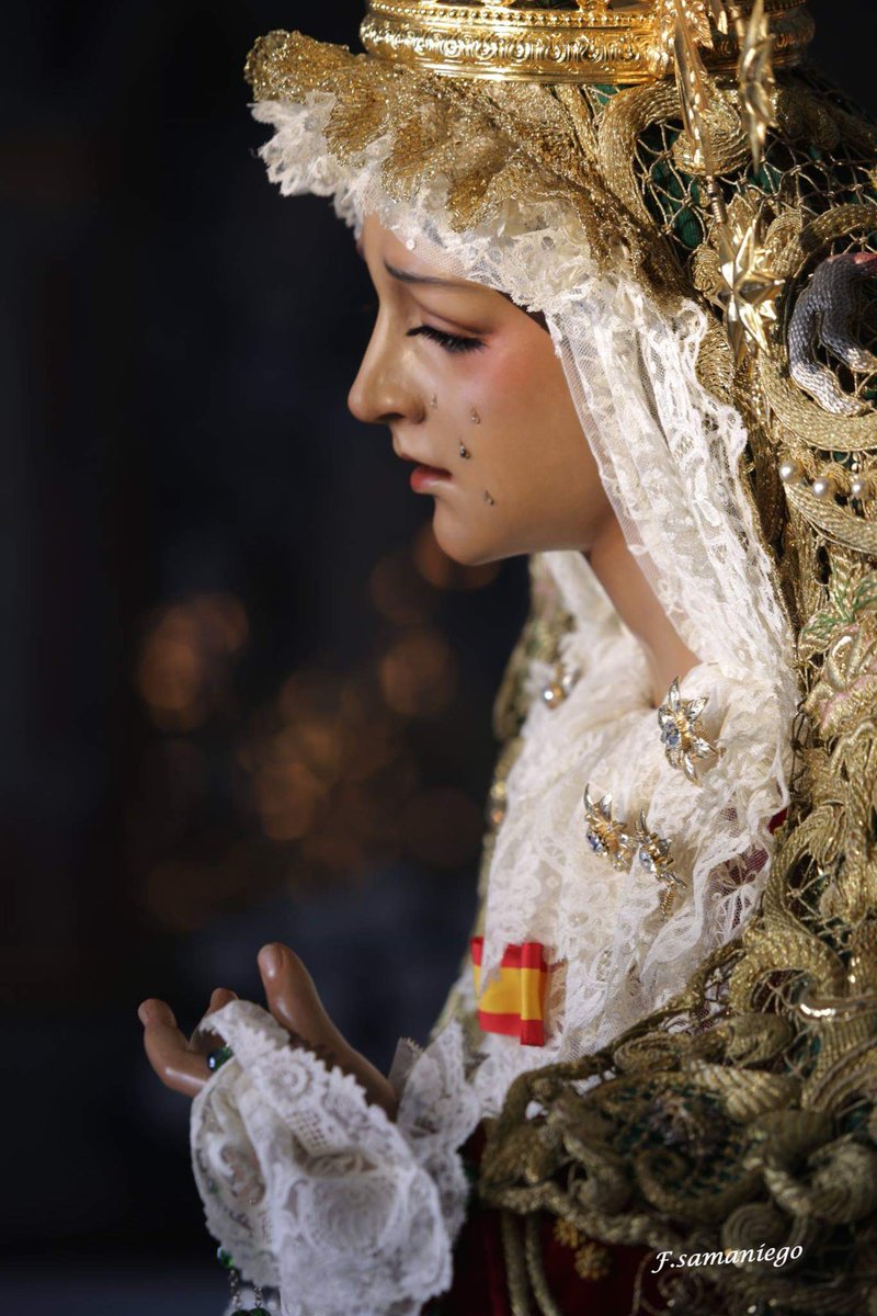 "Madre de las Penas,
Señora de Santa Marina,
Niña de las azucenas
que por el Bailío camina,
derrama las tristezas
en suaves mecías, 
dale a Córdoba la Esperanza
de verte Madre mía."
J. Romero
Fotografía: Fermín Samaniego 
#GJEsperanza #SpesNostraSalve