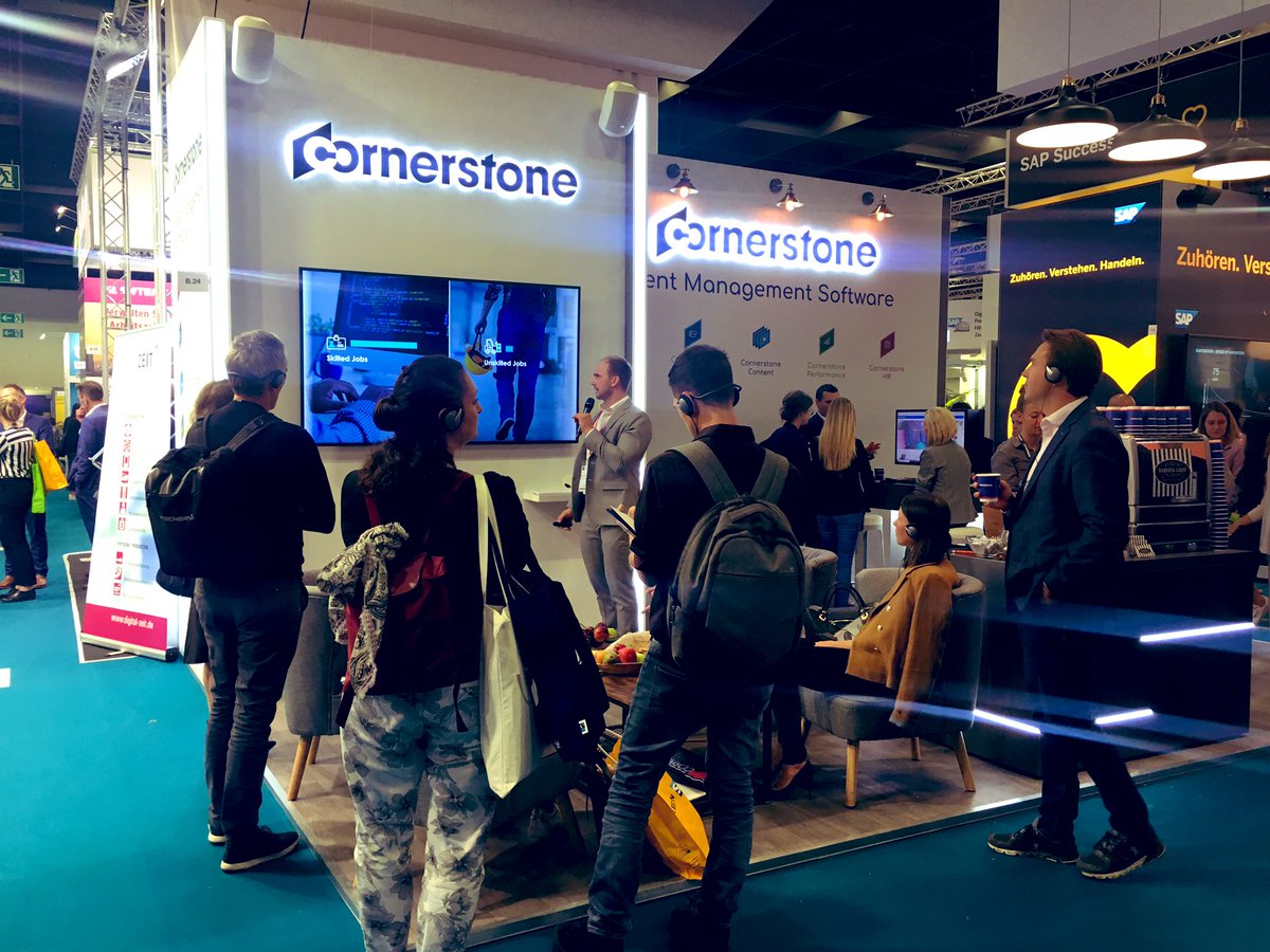 csod_DE's tweet photo. Sehr schön so viele neugierige Besucher zu sehen! Kommen Sie auch vorbei #freshthinking #DigitalLearningTrends #ZPEurope19 @ZP_Universe ☕️on us 🤓 https://t.co/6EEiN0DIMX