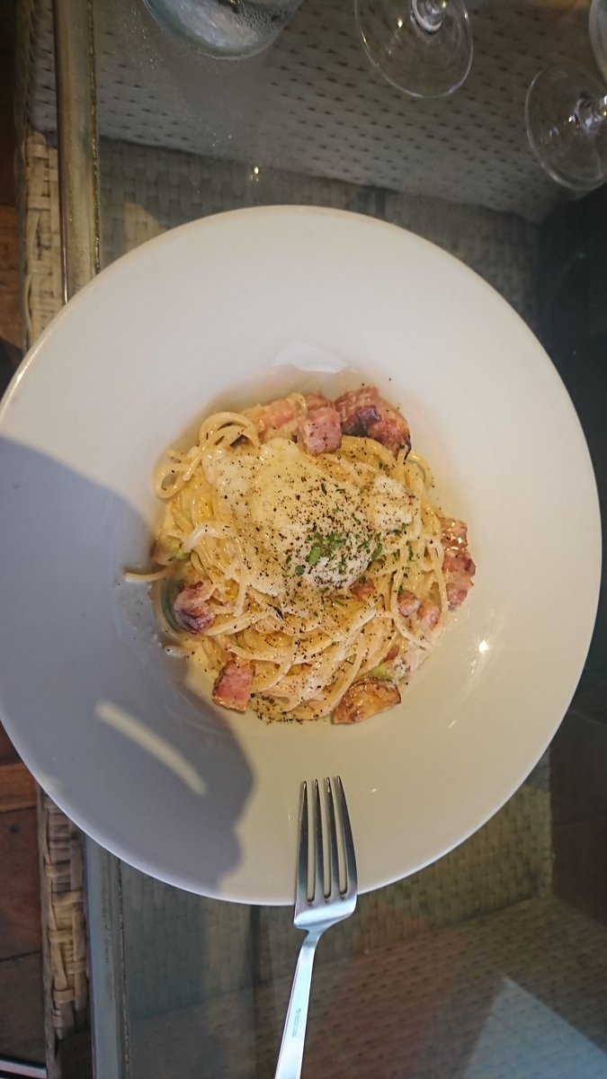 横浜駅北口THE RIGOLETTO OCEAN CLUBのランチ。人気店らしく広い店内満席でした。カルボナーラは芽キャベツ？がビミョーでしたね、その他は文句なし。やっぱりカルボナーラはシンプルなのが一番好きです。😉