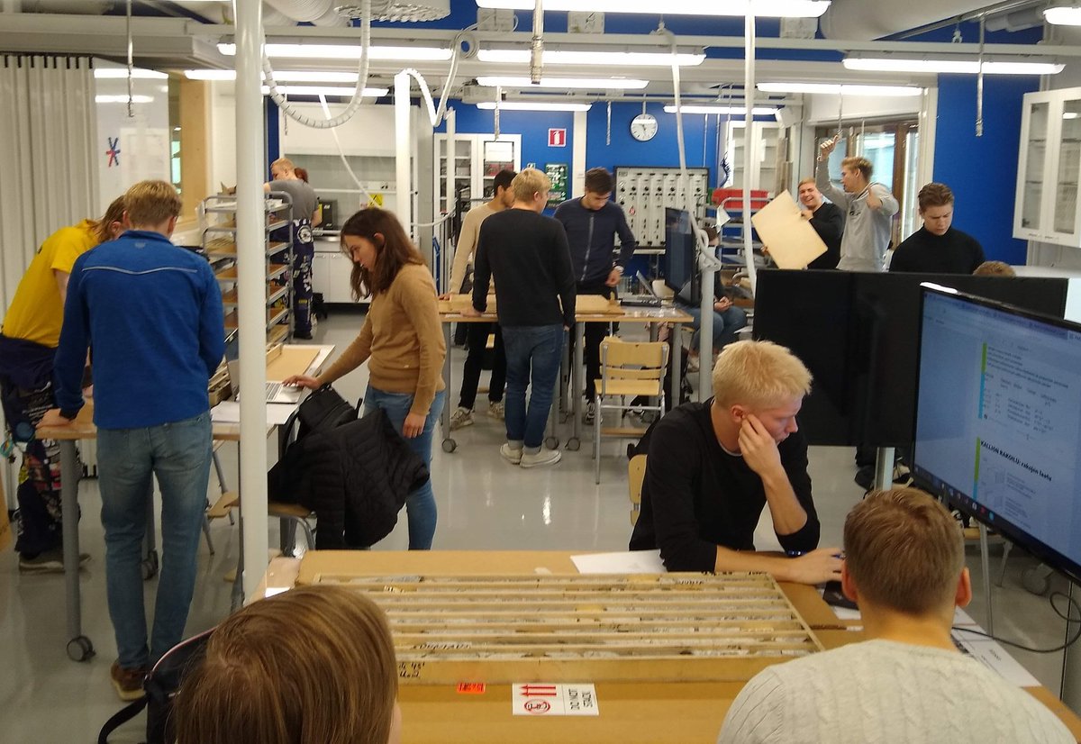 TERRA_TAU's tweet photo. Uudet tilat ja toimiva innostava #oppimisympäristö! #tekemälläoppii tunnistamaan maalajeja ja määrittämään Q-lukua #GELLab #learningspaces @civileng_TAU @TampereUni https://t.co/Vr5UwMBDKF