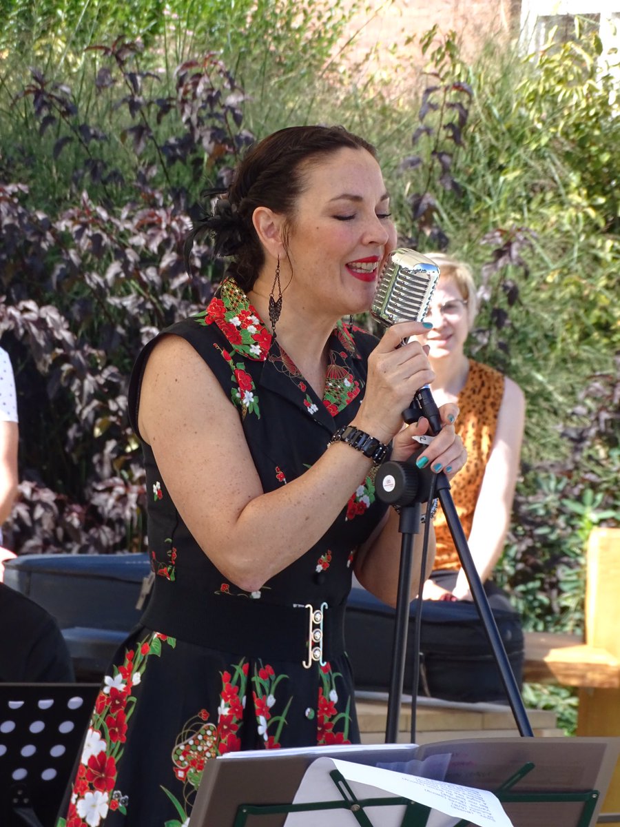 VANAVOND LIVE OP FACEBOOK 19:00 uur!!
Ik ga vanavond om 19:00 een live filmpje uitzenden met een compilatie van wat hele mooie songs die wij gedaan hebben. Dan kunnen jullie kennismaken met Paule van Wijngaarden onze zangeres