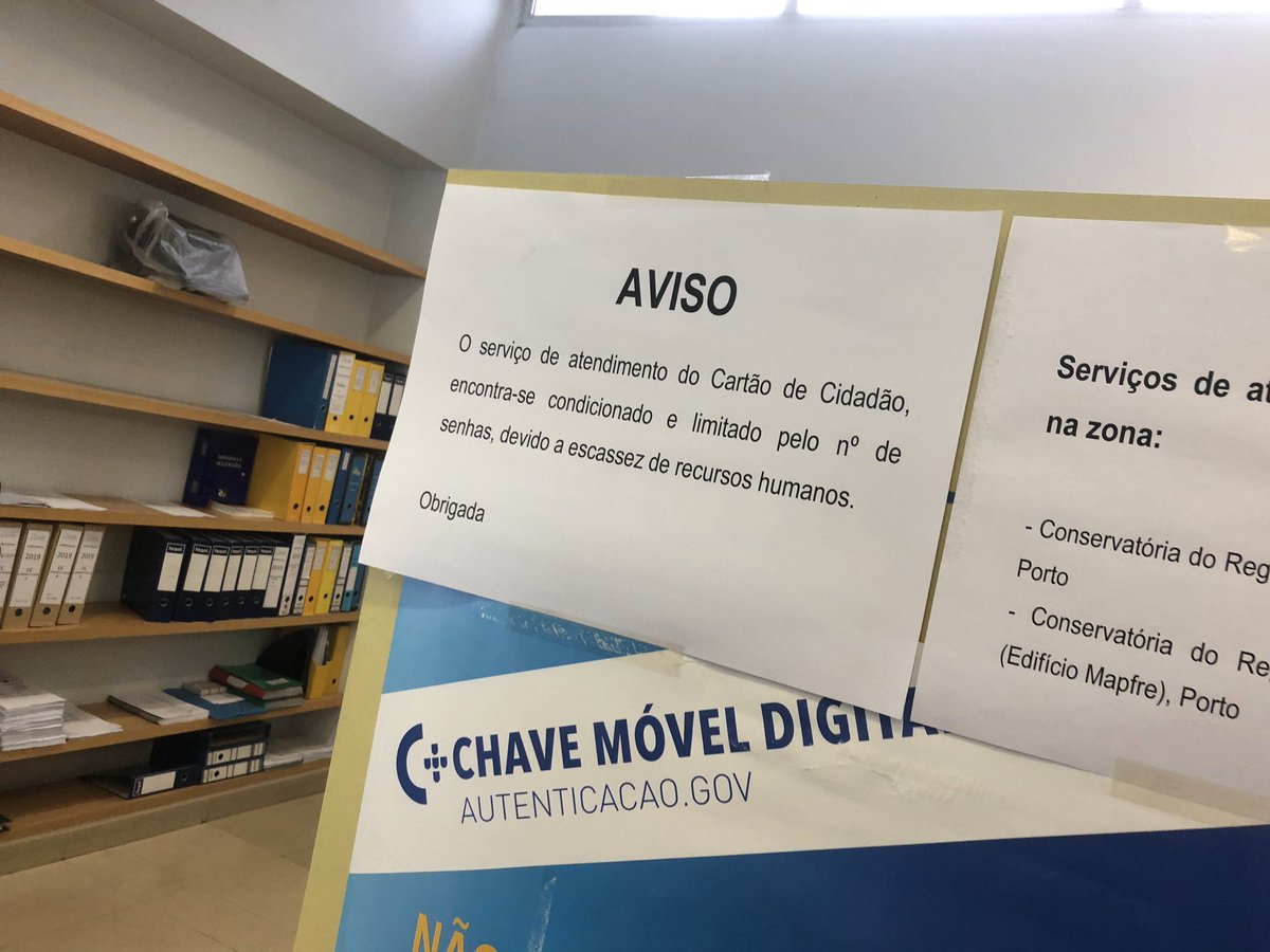 seufert's tweet photo. Não obstante o aviso (#PassosMal), demorei 30m a alevantar, na Conservatória de Alvares Cabral, Porto. https://t.co/XDywZTctxM