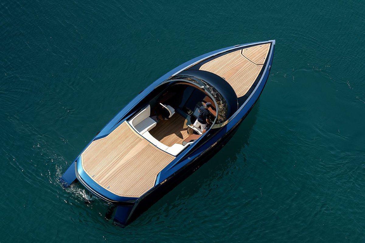 Experience pure luxury and beauty at sea. 
To find out more, visit: buff.ly/2RF3ZC5 
#AM37 #AstonMartin #Powerboat