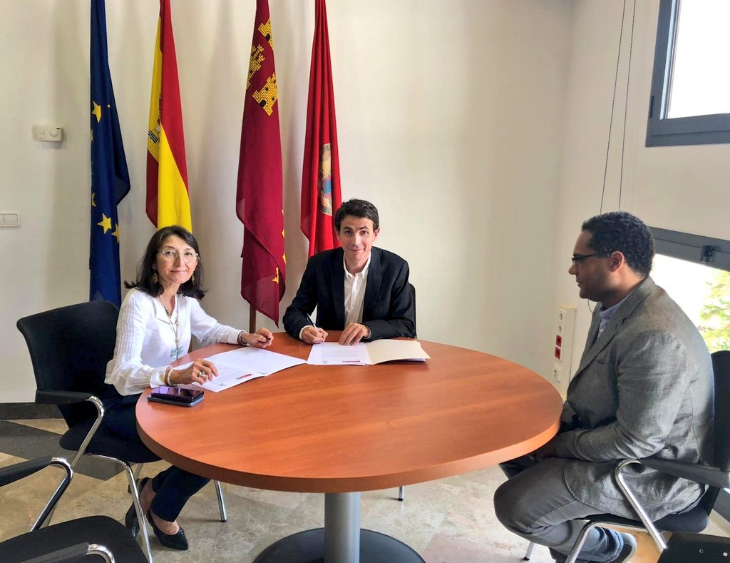 FPoncemar's tweet photo. Estamos muy contentos con esta noticia😊
Hemos firmado un Convenio de Voluntariado con la @UMU. Los estudiantes de la UMU podrán hacer voluntariado con #mayores de las residencias de San Diego,Domingo Sastre y @Hvirgenalcazar
https://t.co/68dUKvvutb
#Poncemar #RedSolidariaBankia https://t.co/mPvf7EwSDG