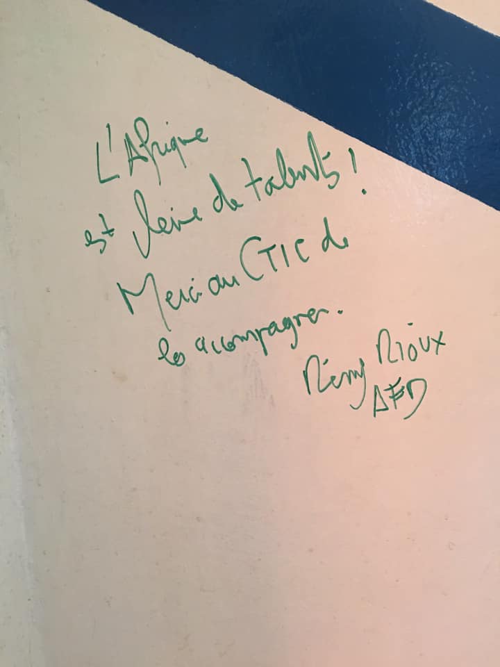 cticdakar's tweet photo. Traditionnelle signature sur les murs de @cticdakar avec les Directeurs Généraux de l'@AfD et de la #CDC_Paris.
Merci à @Africinnov @AFIDBA_ @LAfricaMobile #Sow_Ranch @YobumaApp #IAB @Eyone_ets @KalpayInc @senpass @TAAG_le_NID #afrex @startupconcree @jacobdariss 
@kebetu https://t.co/eYIEJK7xRO
