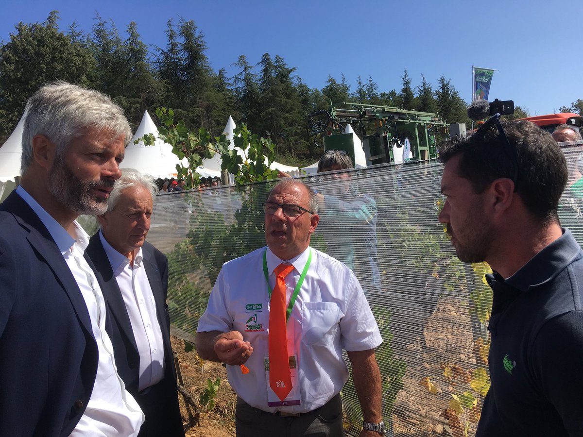 FilpackP's tweet photo. Laurent vauquiez président de région en visite au tech et bio devant les filets Filpack en compagnie du président de l’appellation croze hermitage m pierre combat et de Dominique dalverny #anti grêle #vignes#vendanges #techetbio https://t.co/nsyeXCUvlZ