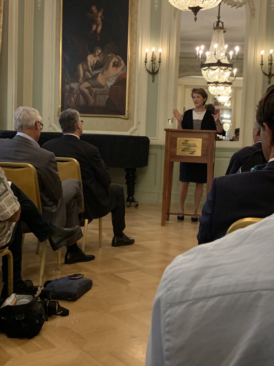 Nach der Beerdigung des Mediengesetzes stellt sich die zentrale Frage: Wie weiter mit den Medien in der Schweiz?Medienministerin Simonetta Sommaruga will pragmatisch sowohl die Printmedien als auch die Onlineprodukte (nur bezahlbare Angebote) unterstützen.