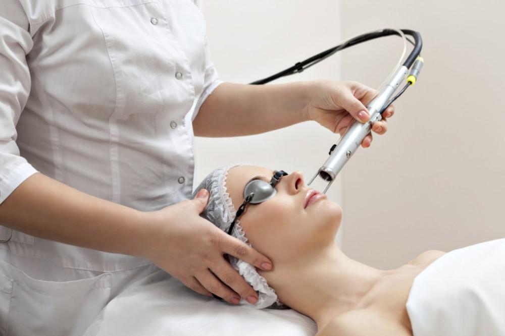 VanstoneScott's tweet image. Putting the spotlight on Laser Tmts
Like dandelions in spring, lasers have been popping out all over-in salons, spas &amp;amp; other facils across the Cou. Issues that arise with these tmts are largely preventable with adequate training. Vanstone Coll can help avoid costly skin proplems!