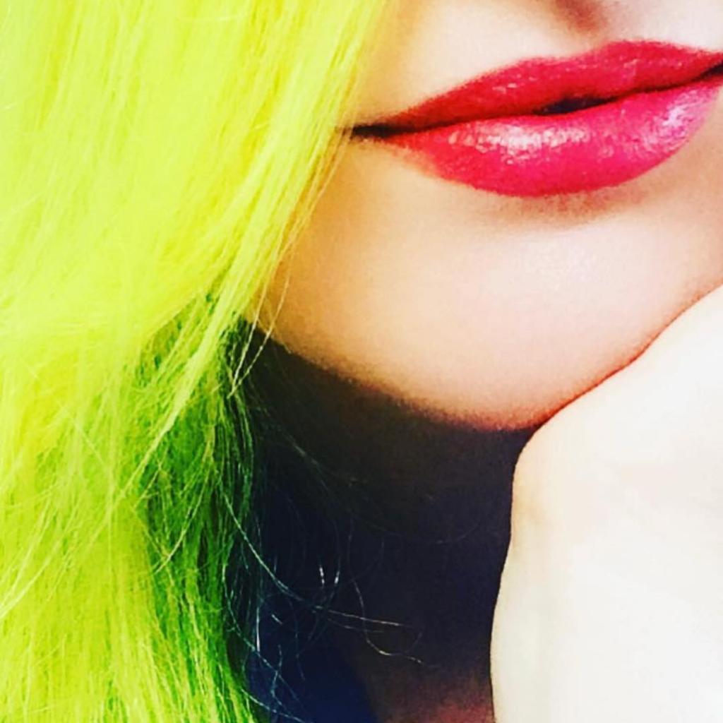 JAFRACosmetics's tweet photo. Leos aren’t afraid of anything! Highlighter hair and a red lip? YES PLEASE! Just ask our very own Leo legacy, @estelday, and she’ll tell you that the lion is ready for any fresh fashion trend 😉 https://t.co/7AJd2GmGxW