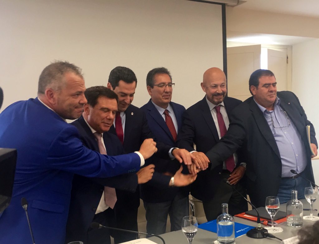 DelalunaB's tweet photo. @Jguay68 @Pepe_Fdez @eliasbendodo @CarmenCrespoPP @ja_nietob @SergioRomeroJ @MonicaMoreno_Cs @isabelalbas @marifrangr @AlbertoGVale @macarflo @lugaricano @Patricia_Pozo_ @JuanMarin_Cs @elconfidencial @ppandaluz @ParlamentoAnd @martabosquet @CiudadanosCs @rogeliovelascop @EmpleoJunta @juanBravoBaena @mjmonteroc @pablodeolavide @AndaluciaJunta @JuanMa_Moreno @agustinrivera @JuanEspadasSVQ @abalosmeco @caixabank @CaritasSevilla @EPAndalucia @FundlaCaixa @LMontotoR @Cs_Andalucia @InesArrimadas @aemprende @aleadershiporg @afa @pignusorg @raedacademy @DiplomaciaESP @Teatro_Real @rielcano @AcSanDionisio @psoedeandalucia @eldiarioes @susanadiaz Alguien, con sentido común -haberl@s hayl@s- nos puede decir que hace el Pte. de la Fundación Cajasol (Obra Social) en esa foto de la patronal y sindicatos del Cemento? Es una imposición suya por ceder el local?, Se lo ha pedido @JuanMa_Moreno o se lo ha suplicado @FLACEMA ? https://t.co/AaZu4hiBa2